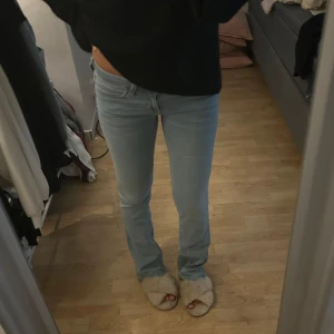 Lågmidjade jeans  - Från hollister, storlek w25 l long, fint skick men lite slitna längst ner!