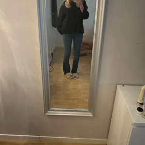 Lågmidjade hollister jeans - superfina lågmidjade jeans från hollister, jätte bra skick o knappt använda! Storlek 25 i midja längd long! Nypris 650 kr 
