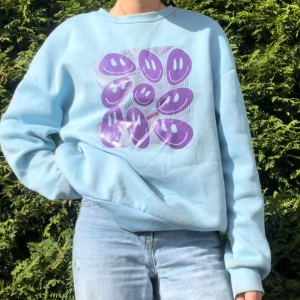Sweatshirt med tryck  - Har tvättat den sedan bilderna togs så ser renare ut nu💖 Paketpris vid köp av flera plagg, har lagt upp massa nytt, kika min sida!💖 Allt doneras 15 augusti så köp innan det!💗