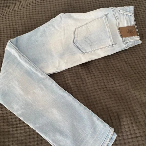 Replay anbass hyperflex  - Säljer nu ett par Replay anbass hyperflex jeans i storlek W28 L32. Skick 9/10. Pris 499 kr. 