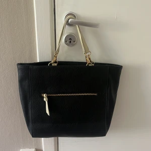 Superfin handväska  - Jättefin handväska som är i bra skick. Väldigt fräsch invändigt. Innerfack, avtagbart axelband och korta band. 