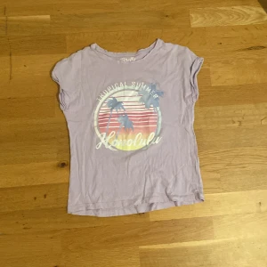 Lila T-shirt - Lila T-shirt🫶🏻 cute och bekväm💗 storlek 146/152 Skriv för mer information❤️