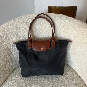 Longchamp väska - Jättefin mörkgrå Longchampväska (äkta!) Jättebra skick, men en liten fläck som man ser på sista bilden.🩶