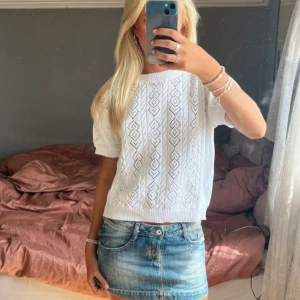 Stickad tshirt - Vit stickad tshirt som jag köpte på vinted som är i ett mycket bra skick. De två första bilderna är lånade från tjejen jag köpte den av!🤗🤗