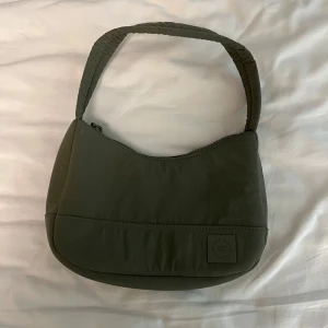 Grön Axel väska  - En militärgrön axelremsväska väska från pull and bear