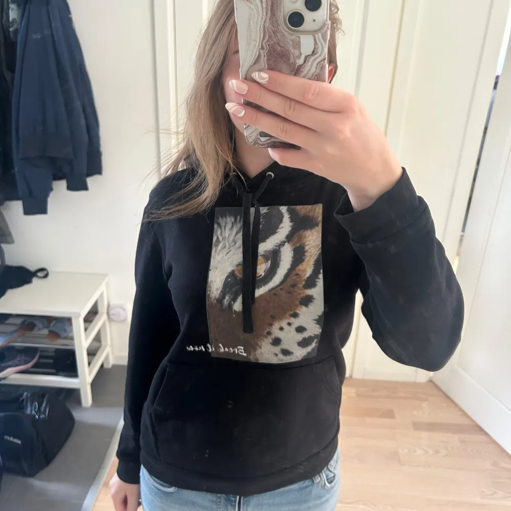 Stilren Hoodie ifrån the cool elephant med tryck som knappt är använd!🦁💕. Hoodies.