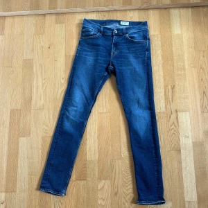 Jeans  - Ett par Tiger of Sweden jeans i slim fit st 29/32 för endast 249kr. Model Evolve   Nypris: 1400kr