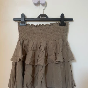 Volangkjol - Superfin beige volangkjol