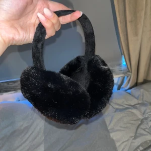 Vinterarriklar - Två öronmuffar perfekta till vintern o helt oanvända. Säljer båda för 50kr!