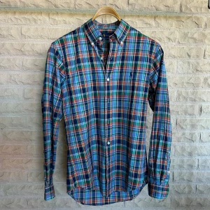 Polo Ralph Lauren Skjorta - Smal passform. Normal i storleken, rekommenderar att du väljer din vanliga storlek. Använd endast vid fåtal tillfällen. Nypris 1599 kr