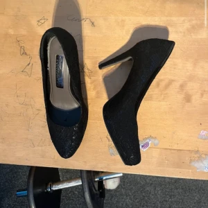 Klackskor  - Ett par jättefina klackskor. Aldrig använda men har inte kartongen eller prislappen. Säljer den eftersom den inte kommer till användning.