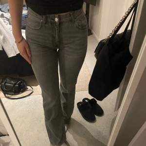 Gråa straight leg jeans från Gina Tricot 🩶 nästan aldrig använda, nypris 500kr.  