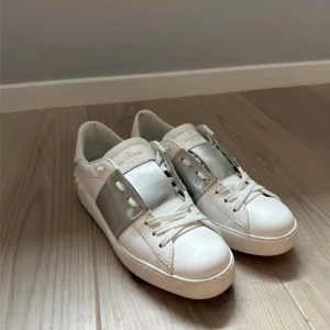 Valentino skor  - Jätte snygga Valentino skor som passar till allt, de har varit sparsamt använda och finns inga synliga slitningar.  Köpta för 6 000kr  - Dust bag & Box följer inte med.