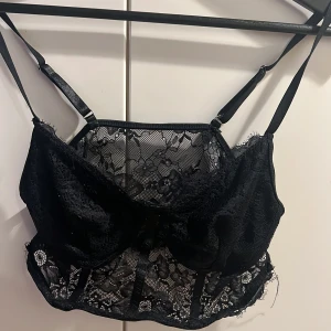Sexig topp - Kort sexig topp i storlek xs. Aldrig använd då min pojkvän inte vill att jag har den🤣 