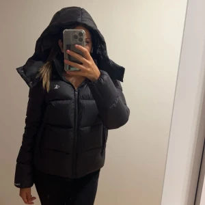Calvin klein  - Calvin klein vinter jacka, ganska tjock o rekommenderar starkt om du vill bära en varm vintern jacka pris oså går självklart o kunna diskutera om vid snabbaffär!❤️ bilder o frågor privat!