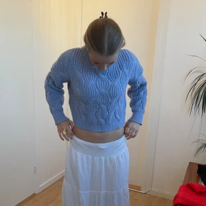 Blå stickad tröja - Stickad blå/lila tröja med mönster. Storlek S. Hör av dig för intresse. 