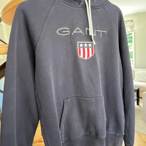 Gant Hoodie - Hyfsat bra skick, Metall bitar på vitt snöre saknas