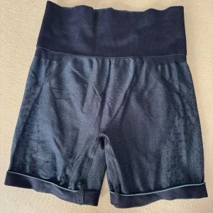 Marinblå shorts från gymshark - marinblå shorts, iprincip aldrig använda
