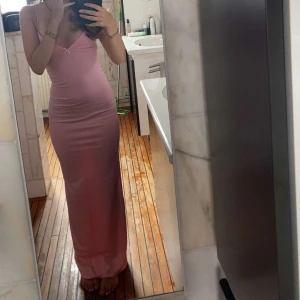 Lång rosa bershka klänning  - Använd en gång, Super fin 