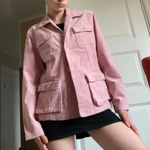 Sommar jacka  - Superfin rosa jacka från märket Freda som är perfekt att ha nu till sommaren/sommarkvällar! Coola detaljer och fickor 🩷Jätteskön och mjuk! 