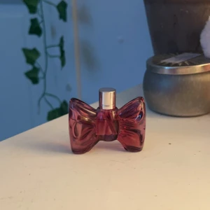 Viktor & Rolf parfym - En nästan full parfym ifrån Viktor & Rolf i doften ”Bonbon” skriv om frågor!!<3