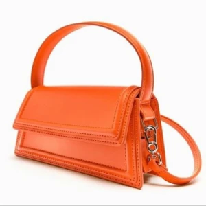 Crossbody Zara Väska - Som ny! Endast använd en gång, köpt från zara. 