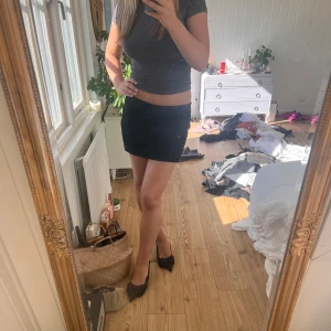 Svart minikjol - Snygg svart minikjol med små vita ränder från zara. Uppsydd. Hör av er vid frågor💗