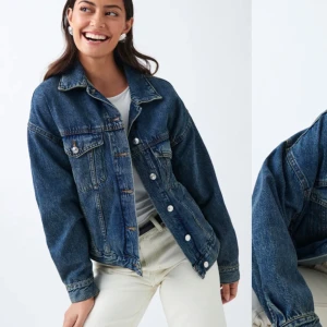 Jeansjacka från Gina - Jeansjacka från Gina i storlek M, aldrig använd köptes för 599. En knapp har gått sönder därför säljer jag den för 250. Knappen finns kvar och skickas med ifall man eventuellt kan sy fast den på något vis.