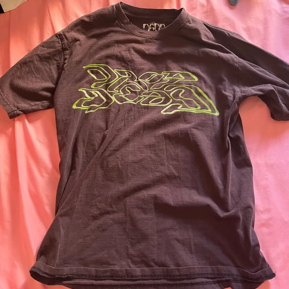 (Äkta) Distressed tshirt från Drop Dead, alltså är alla delar som är ”sönder” del av designen! Stl S MEN har passat mig som normalt har M, du avgör! Inköpt 2020 och använt ett par gånger :) 150 kr + frakt! . T-shirts.