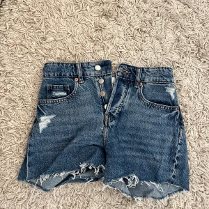 Jeansshorts  - Jeansshorts från hm i storlek 34, jättesnygga men för små för mig.