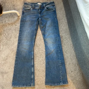 Gina Tricot Young jeans - Säljer mina mörkblå chunky low waist bootcut jeans då de har blivit för små för mig, de är i fint skick och använda fåtal gånger inga defekter heller🤍De är Strl 152, nypris är 370kr mitt pris: 200kr