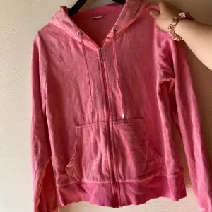 Rosa hoodie med dragkedja från Cubus, älskar färgen men använder den aldrig längre, använd några gånger men fint skick ändå🌸
