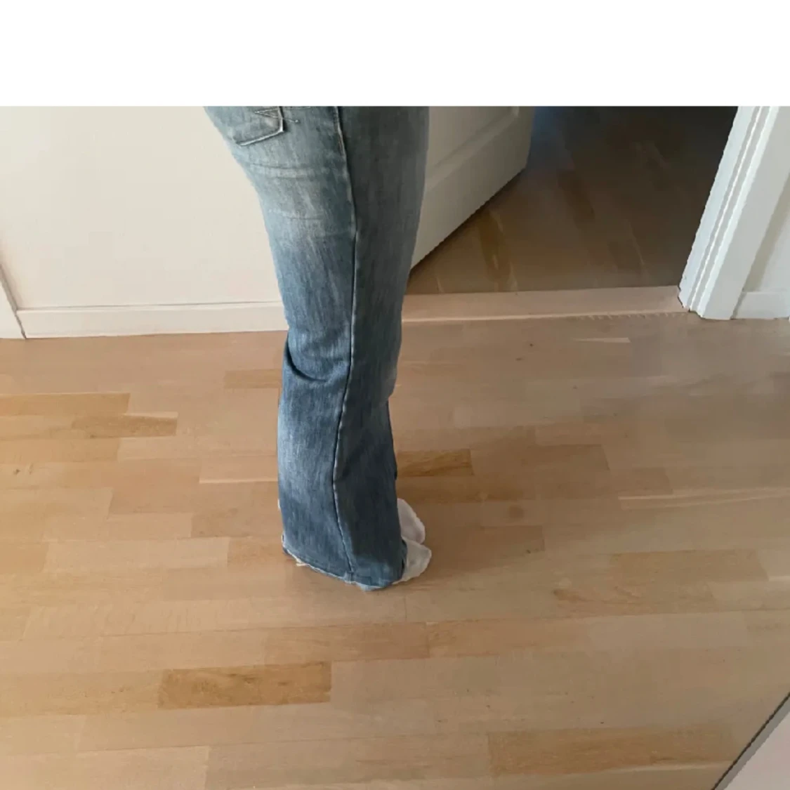INTE MINA BILDER! Ljusblåa lågmidjade bootcut jeans  - 3