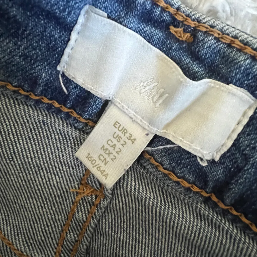Jättefina jeans shorts till sommaren. För små för mig dock. Vid frågor skriv gärna :). Shorts.