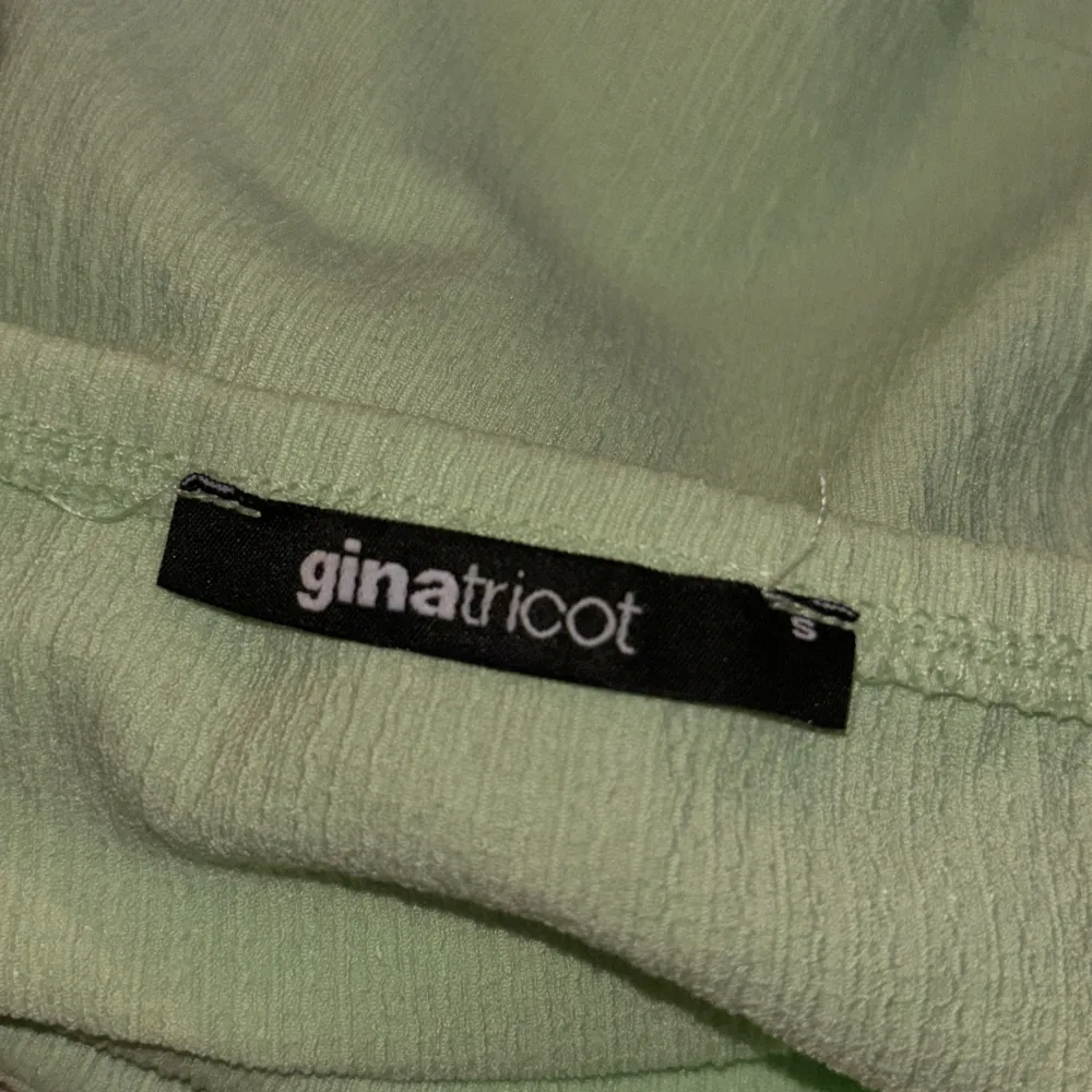 Säljer denna fina mint gröna topp/blus från Gina Tricot Den är använd flitigt men ändå väldigt fin . Blusar.