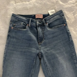 Jeans  - Oanvända jeans från Vera Moda lågmidjade
