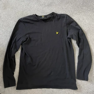 Lyle & Scott tröja  - Normal i passform. Använd några gånger men inga problem eller förändring i utseende. 