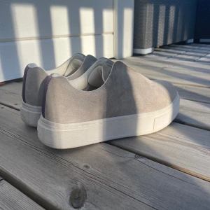 Eytys gråa - Säljer dessa fåtal använda eytys jag köpte förra året, gott skick och medföljer också kartongen vid köp. Villig att diskutera pris💕