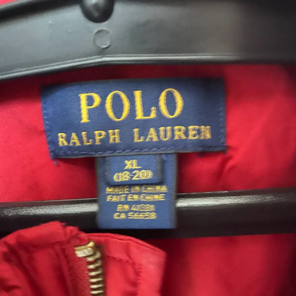Säljer denna feta Ralph Lauren västen som är använd sparsamt för 499, kan tänka mig att gå ner i pris vid snabb affär. (Står att den är xl, men passar bäst i L.). Toppar.
