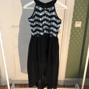 Svart Byxkläning med paljetter  - En fin fest klänning med inbyggda shorts med bra skick 💗 Jag har använt klänningen en gång 👌