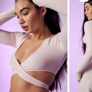 rosa topp från urban - helt oanvänd iets frans SPORT Seamless wrap top från urban outfitters. är helt slutsåld på hemsidan