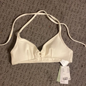 Bikini överdel  - Helt ny bikini överdel från Hm som har lapp kvar! Köptes i slutet av sommarn 2023 så hann aldrig få någon användning av den 