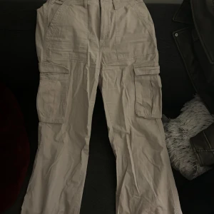 Cargobyxor - Cargobyxor köpta i somras från bershka, använda endast 2 gånger och i jättebra skick.