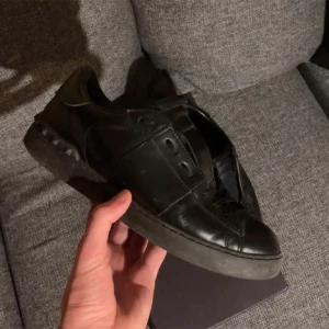 Valentino opens. - Hej säljer nu dessa skor, SOLD 