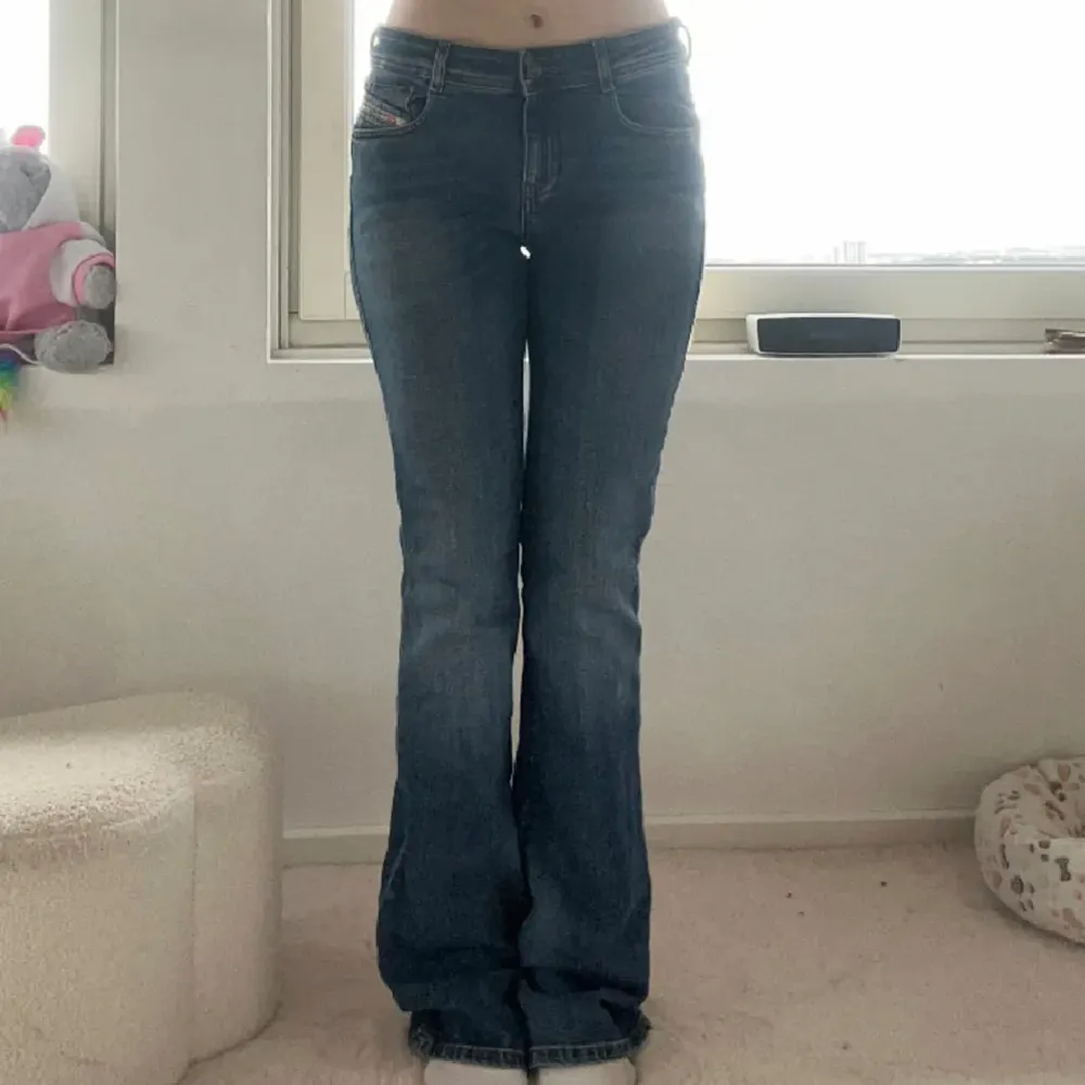 Flare Jeans från diesel i storlek 28/32, bild från hon jag köpte som är 170 lång, säljer då de tyvärr var för stora på mig :/ jättefina och toppenskick! . Jeans & Byxor.