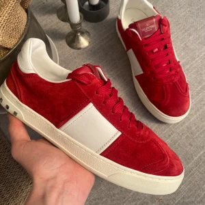 Valentino Flycrew - Säljer dessa skit fräscha Flycrews | Storlek 40 passar 41 | 10/10 Skick (alla nitar kvar)  | 2 Dustbags + Extra Snören följer med | 3999kr