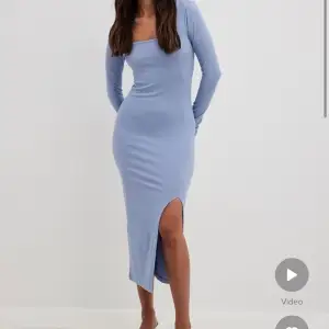 Jättefin blå klänning från nakd, använd fåtal ggr under graviditeten. Säljer pga att den är för stor nu.