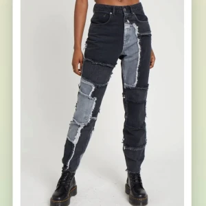 Jeans från The Ragged Priest - Cheat Jean - Charcoal från The Ragged Priest i UK size 26”. Midja: 65cm. Stuss: 89cm. Insidan av ben: 77cm. Helt nya, oanvända. Lappen sitter kvar.   Originalpris: 26£ och frakt 7.95£. Drogs alltså totalt 474,33 kr vid mitt köp.