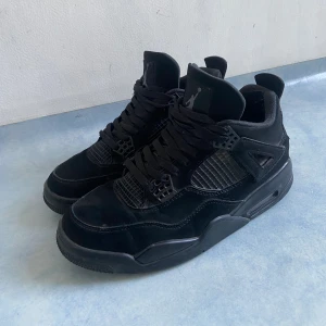 Jordan black cat 4  - Helt ok skick, använts i nån månad, säljer pga nytt önskemål av skor
