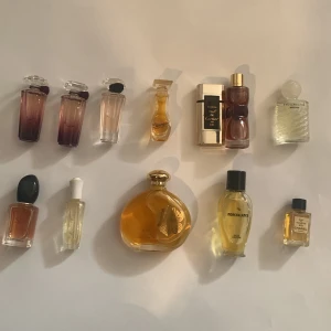 Små parfym flaskor (styck pris) - Parfymer som jag har fått men inte använder eftersom jag redan har andra parfymer. (Parfymerna på sista bilden står det inget namn på men jag tror att parfymerna med rosor på är av märket Lan Come) 50 till 100kr styck (jag står ej för frakt)